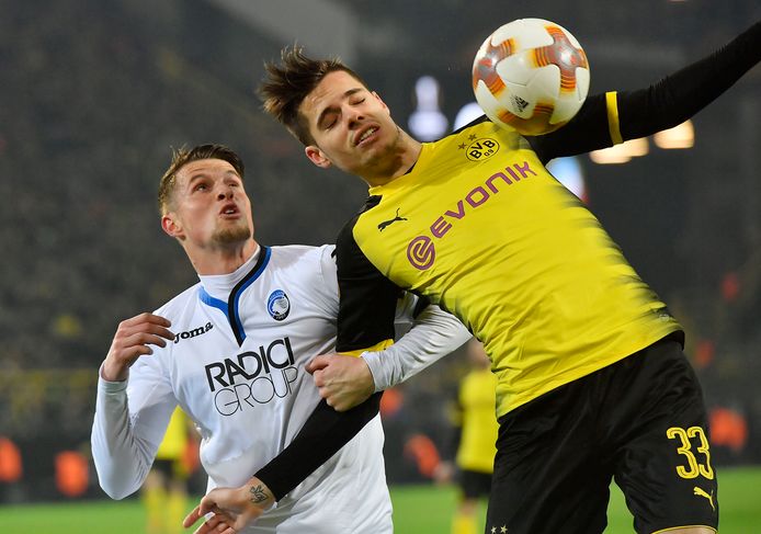 Hans Hateboer (l) in duel met Julian Weigl in de heenwedstrijd.