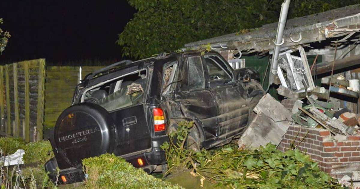 Auto komt tegen huis tot stilstand bij fataal ongeval in Bergeijk.