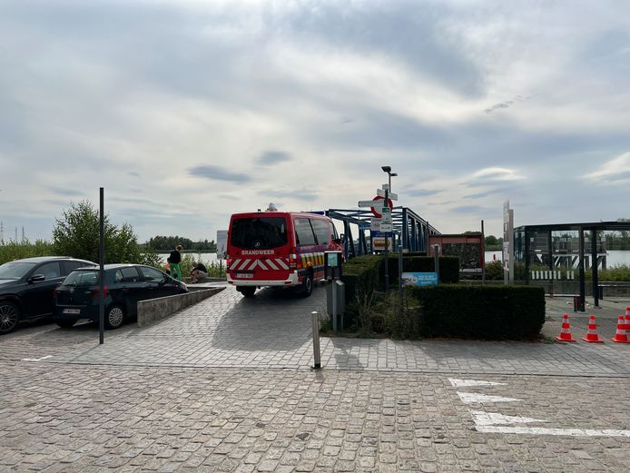 Ook aan de kant van Hemiksem werd door de brandweer gezocht naar de drenkeling.