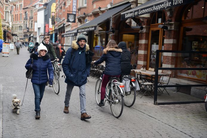 In de Parijsstraat in Leuven komen fietsers en voetgangers alsmaar meer in conflict met elkaar.