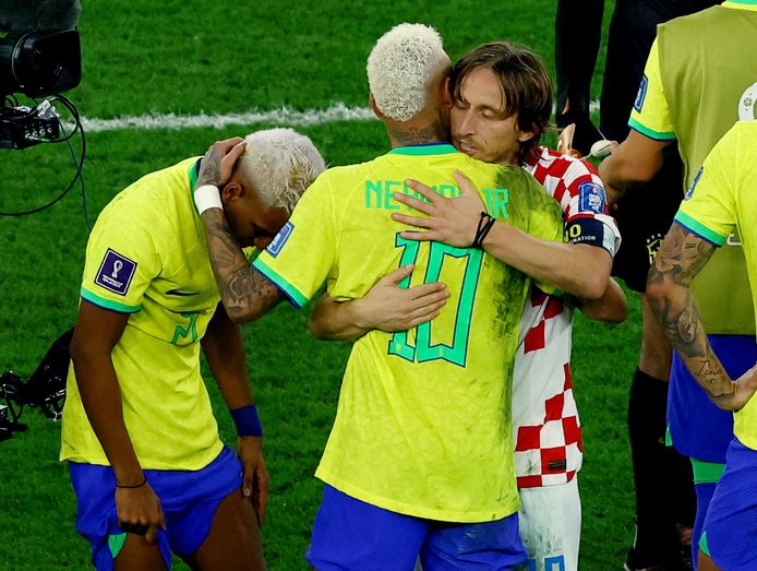 Modric knuffelt Neymar.
