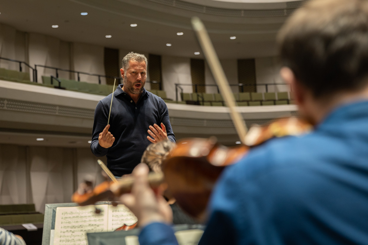 Tijl Beckand repeteert met het Residentie Orkest.  Beeld Maarten Delobel