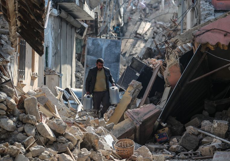 Een man loopt door het puin in het zwaargetroffen Hatay, Turkije.  Beeld ANP / EPA