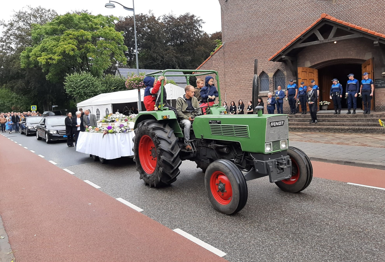 Verkeersdrama Oud Gastel indrukwekkende stoet voor omgekomen gezin