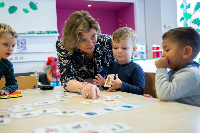 Minister Karien van Gennip (SZW) bracht vorig jaar een bezoekje aan De Statie in Sas van Gent om te zelf te kijken hoe het gaat met de proef voor gratis kinderopvang in Zeeuws-Vlaanderen.