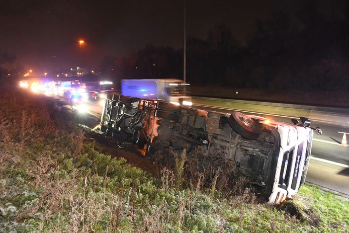 De vrachtwagen met oplegger, geladen met melkpoeder, kantelde langs de E17 in Kortrijk.