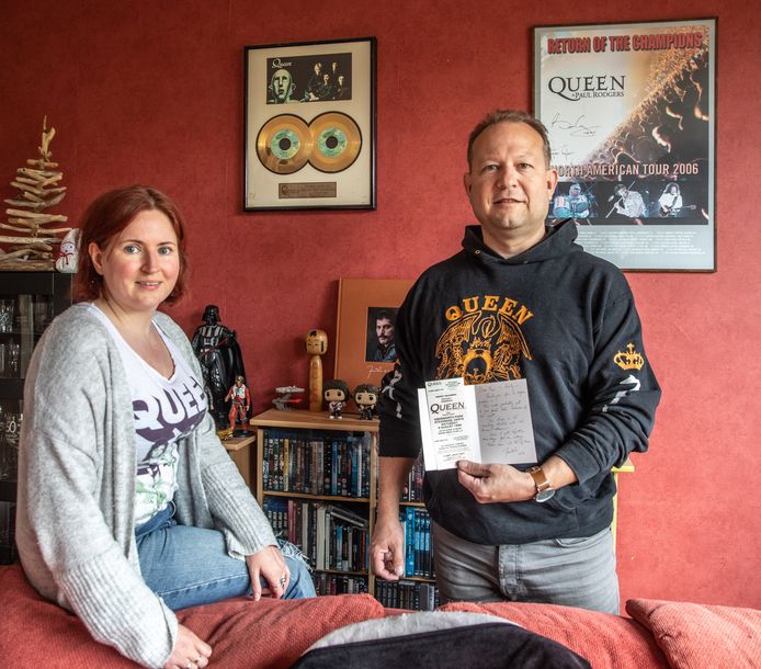 Freddie van ter Beek en zijn partner Kari organiseerden de eerste Zwolse Queen fandag waarop een persoonlijk door Freddy Mercury beschreven kaart werd geveild, die Van ter Beek op de foto laat zien.