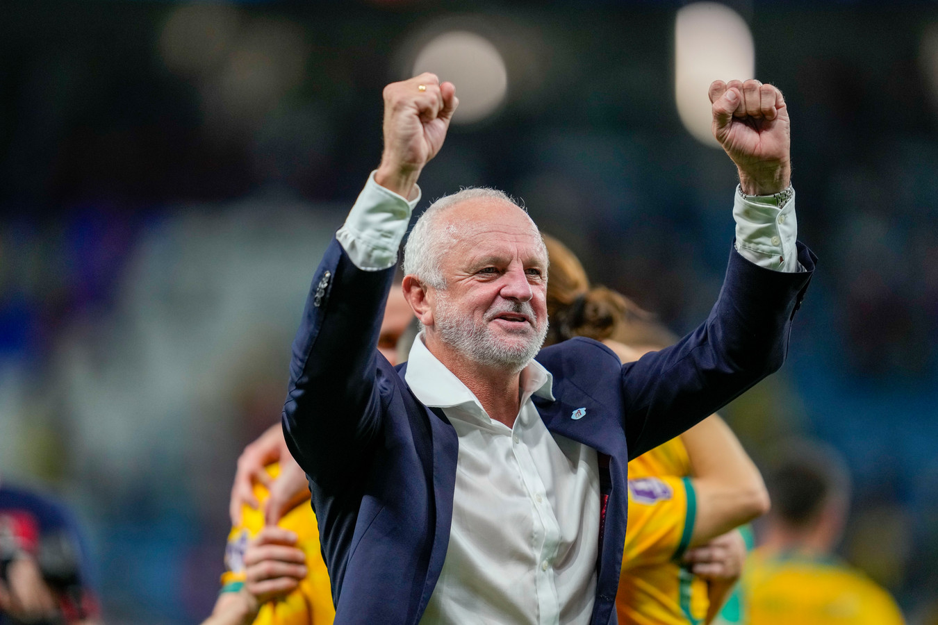 Graham Arnold viert de zege op Denemarken en de kwalificatie voor de achtste finale.