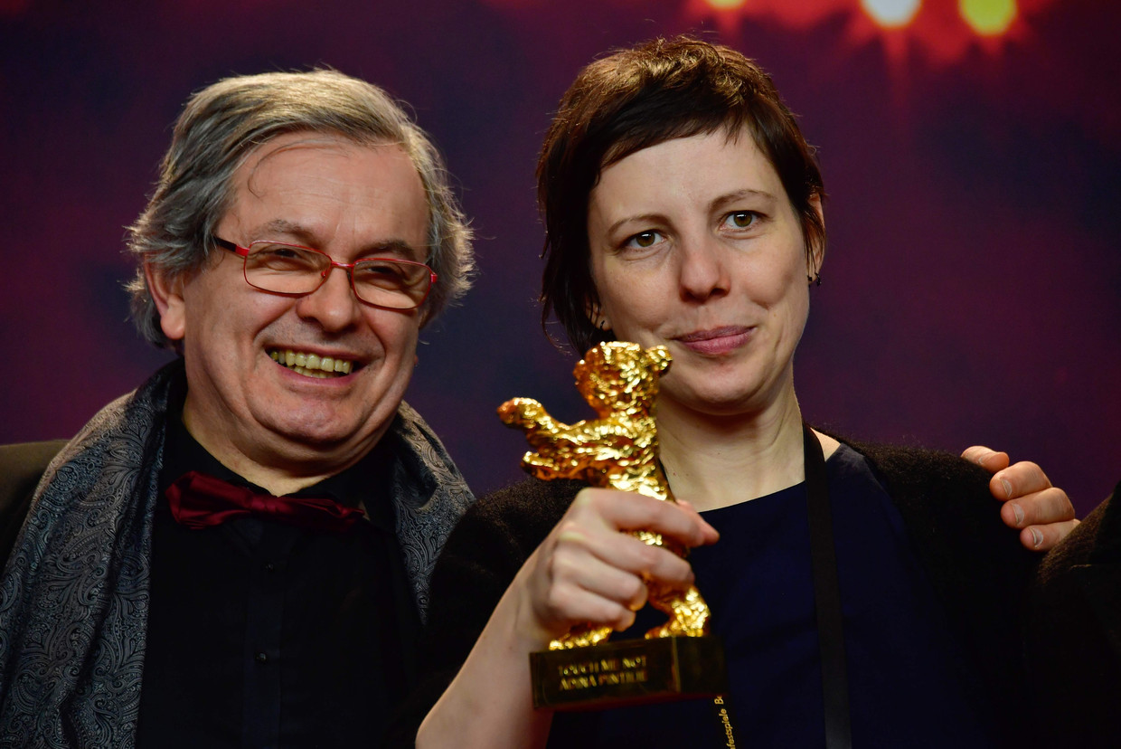 Roemeense regisseuse Adina Pintilie met haar Gouden Beer tijdens de 68ste Berlinale. Beeld AFP