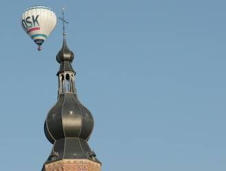 Prachtige beelden van luchtballon rond de toren van de Sint-Katharinakerk in Hoogstraten