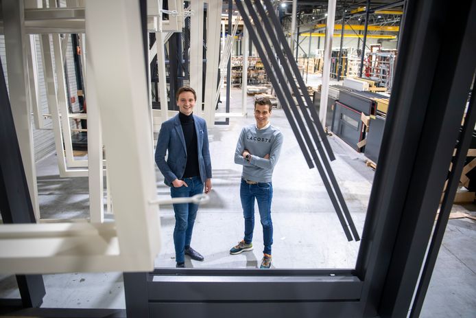 Bart Voortman (l.) en Jan Hendrik Pouw op de werkvloer in Webo Rijssen.