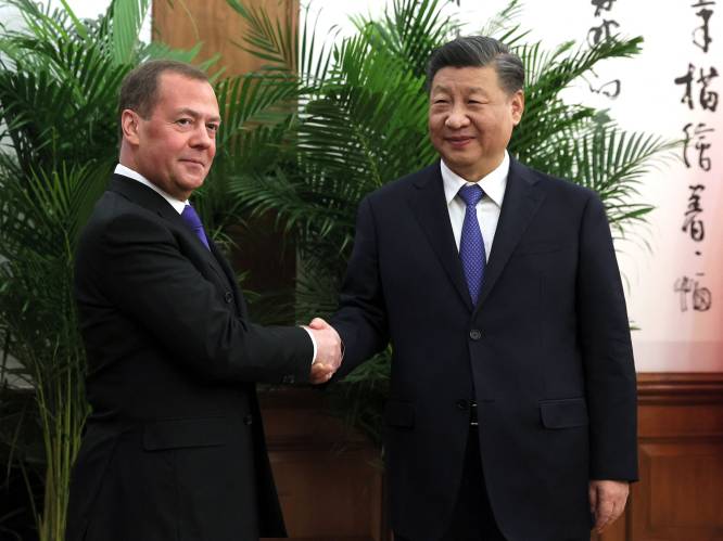 Chinese president Xi Jinping nodigt voormalig Russisch president Dmitri Medvedev uit in Peking