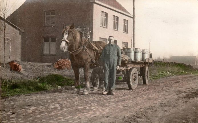 Oordeelstraat: Fons v.d. Heijning voor het huis van Jan v.d. Heijning en Liza Hoefmans (ca. 1947, Ad Kuijpers)