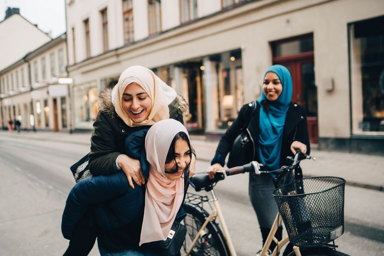 Drie moslimmeisjes op stap. Verschillende Vlaamse scholieren deden recent hun beklag over het hoofddoekbeleid op school. Beeld Getty Images/Maskot