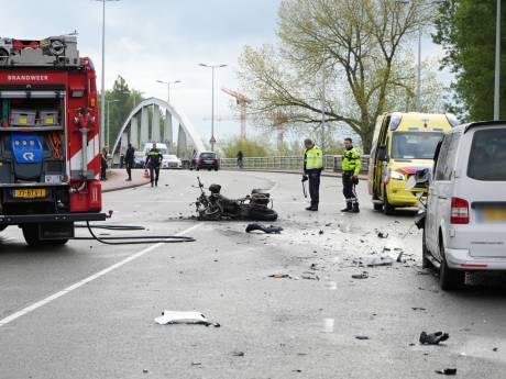 Motorrijder (22) overleden na ongeluk met bestelbus op Stadionviaduct in Rotterdam