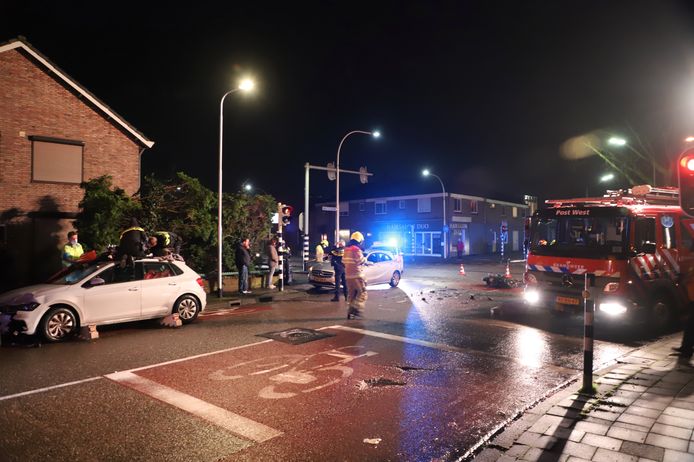 Hulpverlening na de aanrijding op de kruising van de Winkelsteegseweg met de Hatertseweg in Nijmegen.