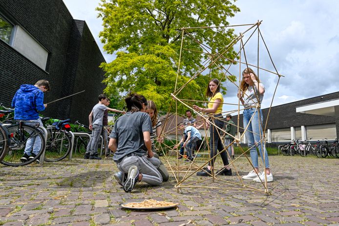 Leerlingen van het Norbertuscollege, Gertrudiscollege en Jan Tinbergen College zijn druk met bamboe toren bouwen bij Artisjok festival bij  De Suite in Rosendaal.  Foto: Pix4Profs/Peter Braakmann