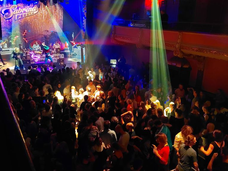 'Sabrina's Feestje' gaat door in de Vooruit in Gent. Eerst moesten alle aanwezigen door de snelteststraat.  Beeld Sofie Van Waeyenberghe