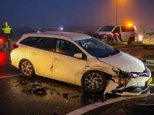Ongeluk bij afrit Apeldoorn-Noord, flinke file op A50 inmiddels voorbij 