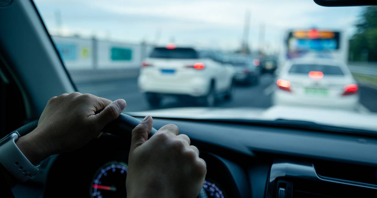 Motorrijder gewond na ongeluk op de A15, snelweg korte tijd afgesloten.