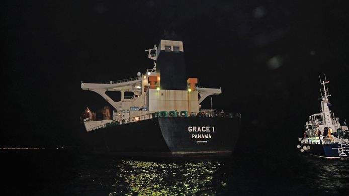 De Grace 1, de Iraanse olietanker die gisteren tegengehouden werd, wordt twee weken langer aan de ketting gelegd.