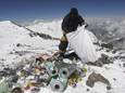 Photo d'illustration - Un sherpa face aux déchets laissés par les visiteurs du Toit du monde.