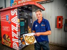 Stormloop bij eerste pizza-automaat in Nederland: 's nachts in de rij voor verse pizza