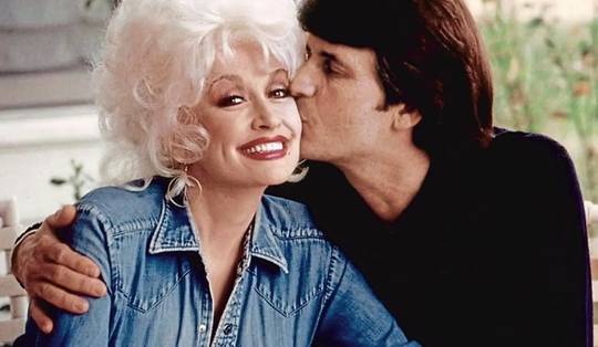 Hij leefde een teruggetrokken leven en zag haar slechts één keer optreden: het geheim van Dolly Partons 60-jarige romance