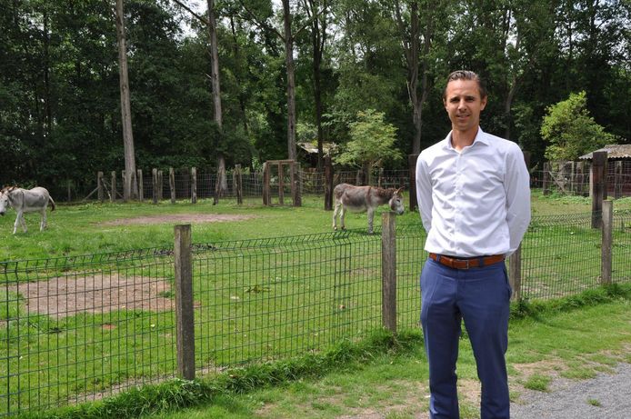 Schepen Steven Vandersnickt bij de beestjes in de bestaande Eendenkooi.