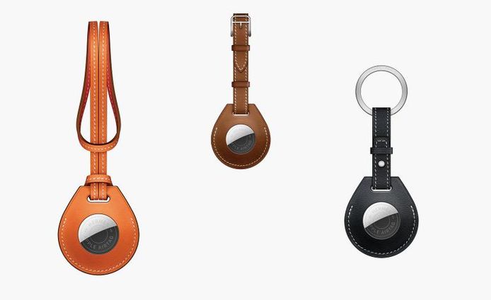 Van links naar rechts: handtashanger, bagagehanger, sleutelhanger (Orange Swift bag charm, Fauve Barenia luggage tag, and Bleu Indigo Swift key ring)