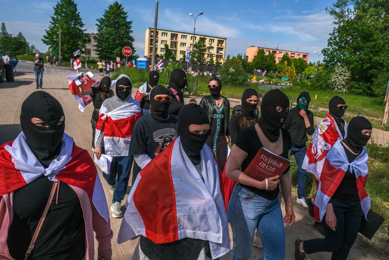 Belarussische dissidenten en Poolse sympathisanten demonstreren bij de grens van Polen en Belarus om meer sancties tegen de Belarussische president Loekasjenko te bepleiten. Beeld Getty Images