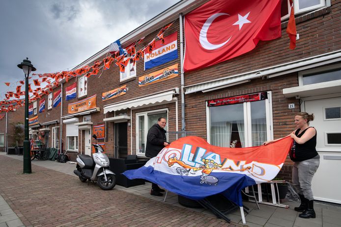 Op het Larikspleintje in de Graafsewijk zijn de bewoners druk in de weer om hun teams te steunen met vlaggen.