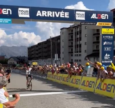 Uijtdebroeks wint ook op La Toussuire en grijpt nu wél de macht in de Ronde van de Toekomst: “Een korte maar erg intense dag”