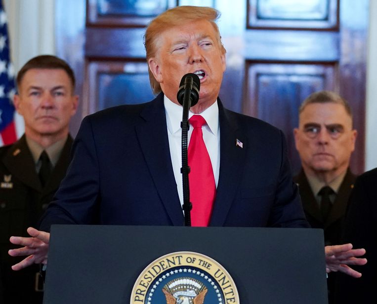 De Amerikaanse oud-president Trump op archiefbeeld. Rechts achter hem stafchef Mark Milley van het Pentagon. Beeld REUTERS