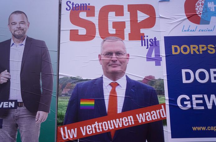 De SGP-posters in Bunschoten zijn voorzien van een sticker met een regenboogvlag.
