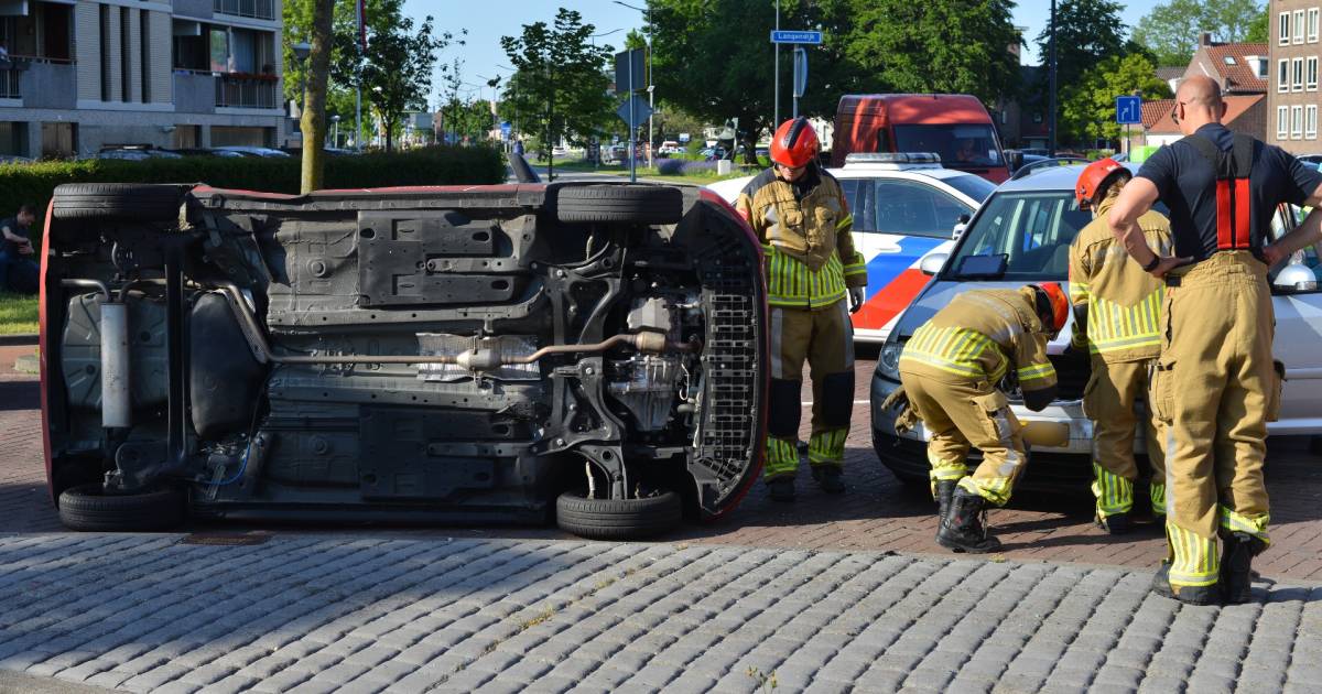 Auto valt op zijkant na botsing tegen andere auto in Breda, inzittende bevrijd door brandweer.