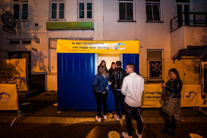 NAjaar 2021: polsbandjes halen op de korenmarkt Arnhem.