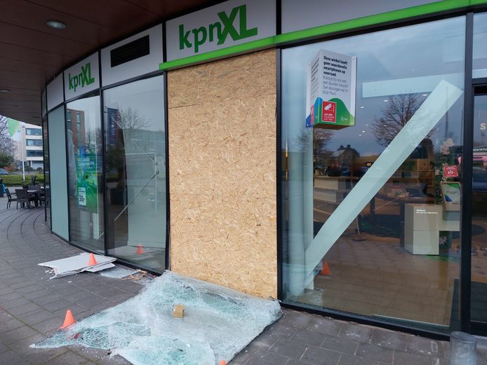 De schuld geven ontwerp bestellen Inbrekers plegen ramkraak op KPN XL-winkel in Breda: glazen ruit en rolluik  met auto geforceerd | 112 & misdaad | bndestem.nl