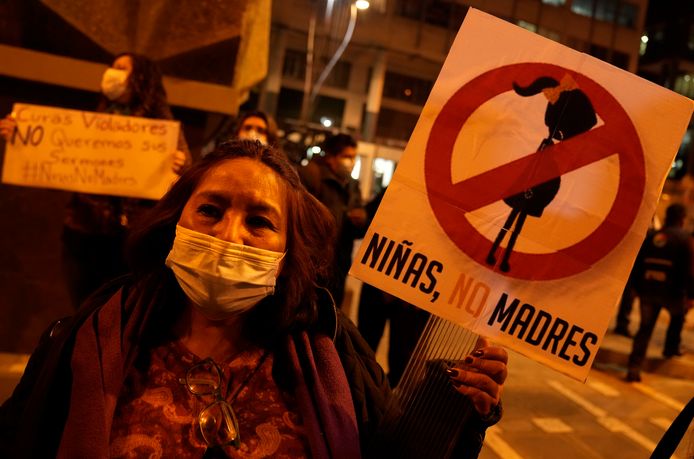 Een vrouw houdt een bord vast met daarop "Meisjes, geen moeders" tijdens een demonstratie in La Paz, Bolivia.