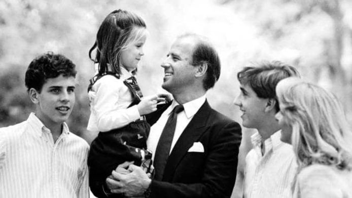 Joe Biden met zijn tweede vrouw Jill, zijn zonen Beau en Hunter en zijn dochter Ashley op de arm.