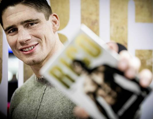 Rico Verhoeven laat trots zijn boek Rico zien.