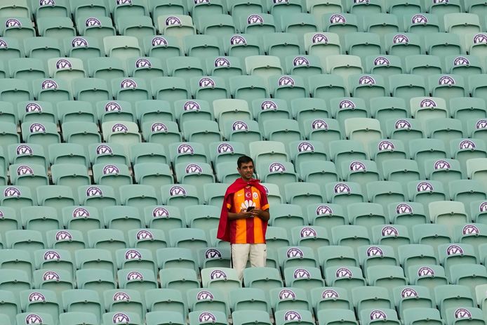 Een Galatasaray-supporter overziet het speelveld.