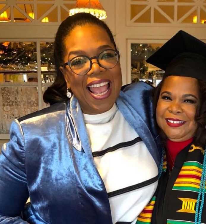 Oprah verrast haar zus bij het afstuderen.