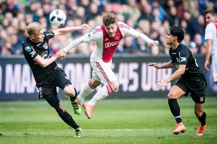 Ajaxspeler Lasse Schöne kopt de bal. Beeld anp