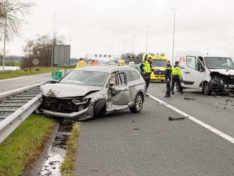 Veel schade bij botsing op A1 bij Baarn, bestuurders komen met de schrik vrij