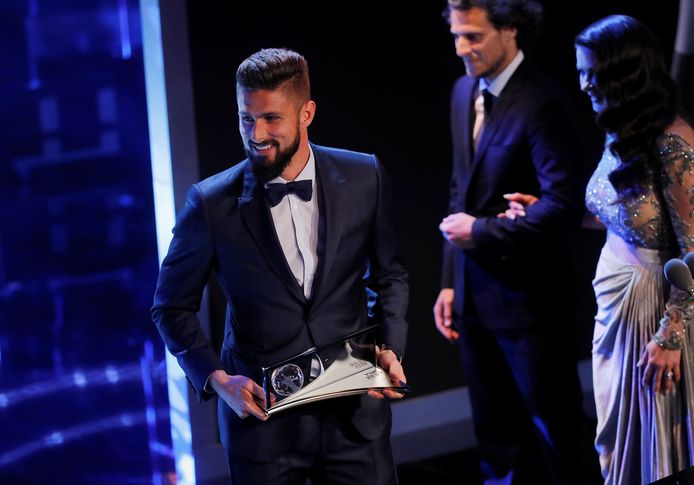Olivier Giroud pronkt met de Puskas Award.