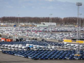 Meer dan 100.000 nieuwe wagens in haven van Zeebrugge geraken niet tot bij eindklant: “En we verwachten nog leveringen”