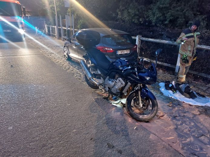 Herzele: De motorrijder vloog door een betonnen afsluiting.