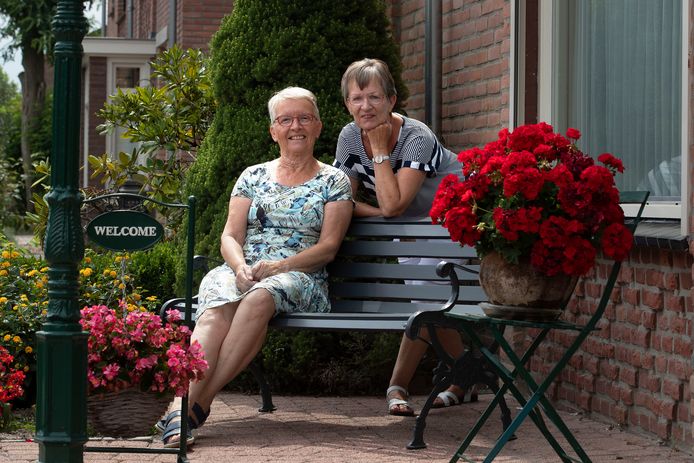 Beste vriendinnen Annie van Bussel (links) en Joke Kanters uit Beek en Donk: 'We kennen elkaar echt van binnen en buiten'.