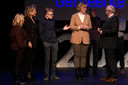Maud Jonkman (links), Mascha Zetzema, Daan Hulsman en Christel Jonkman op het podium met burgemeester Arco Hofland.